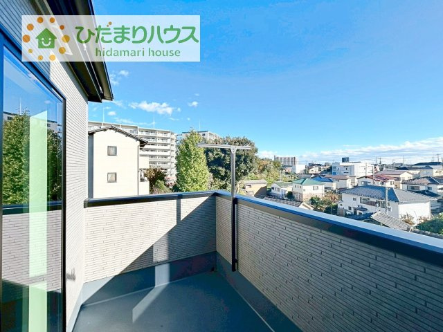 【バルコニー】 | 取手市中原町　新築戸建　2号棟 | ワイドなバルコニーで、ご家族全員のお洋服もらくらく干せちゃいます( *´艸｀)