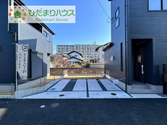 【駐車場】 | 取手市中原町　新築戸建　2号棟 | ゆとりある駐車スペースは、親戚や友達が遊びにきても敷地内に駐車でき、近所に迷惑かけなくてすみます。