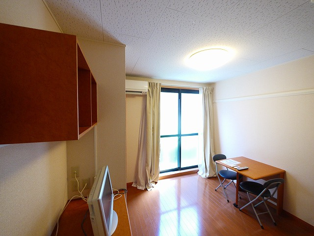 レオパレスブラッサム木津の洋室|使い勝手のいい洋室です