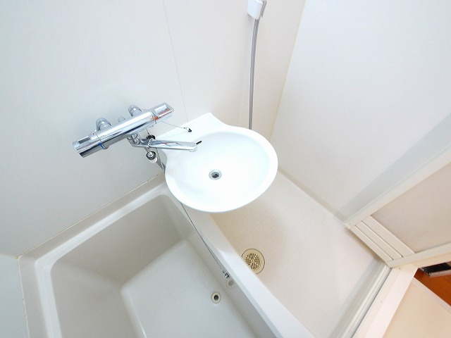 レオパレスブラッサム木津の浴室|ゆったり過ごせるお風呂です