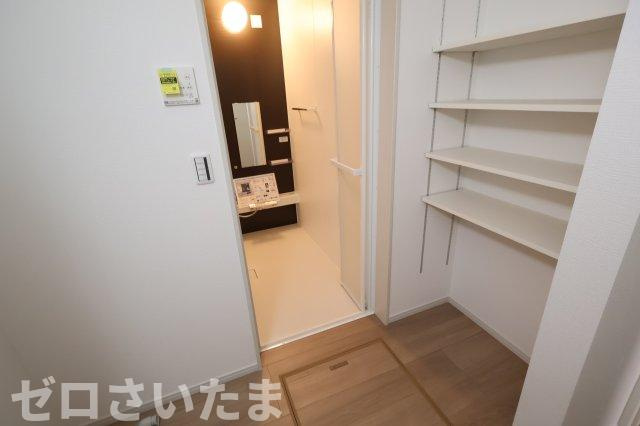 《仲介手数料無料》久喜市久喜東５丁目33-22新築一戸建てリガーレのランドリースペース