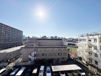 【展望】 | 眼前に広がる空の雄大さと、このお部屋の自慢の一つである「眺望」をご覧ください。毎日、この景色を独り占めできる新生活に夢が広がります。～即日のご見学可能～　お問合せはお気軽にどうぞ。