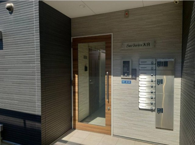 泉佐野市大宮町　一棟築浅アパートの玄関