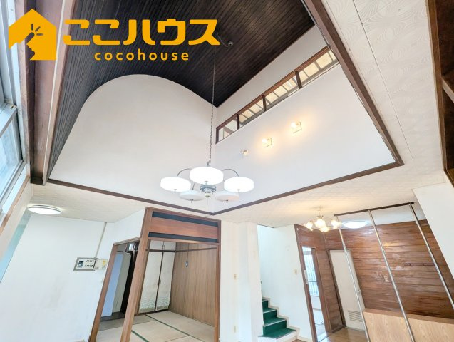 南城市知念字海野　中古一戸建ての内装|リビング上部は吹き抜けになっております。