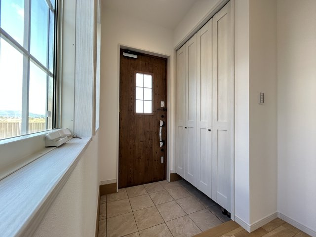 南国市大そね甲　新築一戸建ての玄関|たっぷり入るシューズボックスがあります☆玄関はセンサーライト付き！