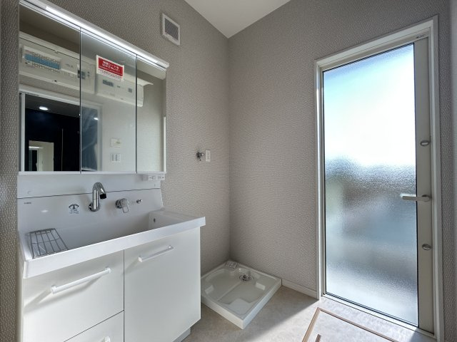 南国市大そね甲　新築一戸建ての独立洗面台|勝手口の外は南向きのテラスなので物干しがラクラク♪