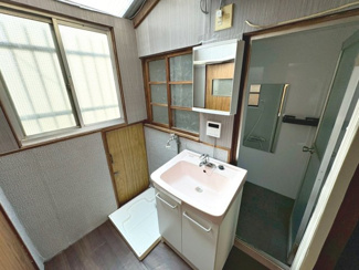【独立洗面台】 | 奥本町１丁　中古テラスハウス | ゆとりのある洗面室ですよ♪朝の身支度もスムーズにできますね！