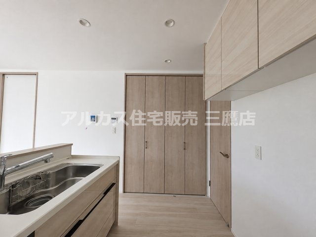 西東京市向台町2丁目 西武新宿線 田無駅 新築戸建ての収納|シンク周りと背面のパントリー・吊戸棚の位置関係を示すアングル。家事動線がコンパクトにまとめられています。