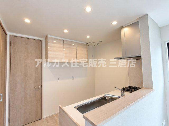 西東京市向台町2丁目 西武新宿線 田無駅 新築戸建ての収納|シンク周りと背面のパントリー・吊戸棚の位置関係を示すアングル。家事動線がコンパクトにまとめられています。