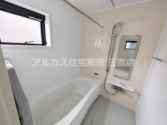西東京市向台町2丁目 西武新宿線 田無駅 新築戸建ての浴室|窓から明るい光が入る浴室アングル。ゆったりと足を伸ばせる浴槽と広々とした洗い場を備え、快適なバスタイムを過ごせます。