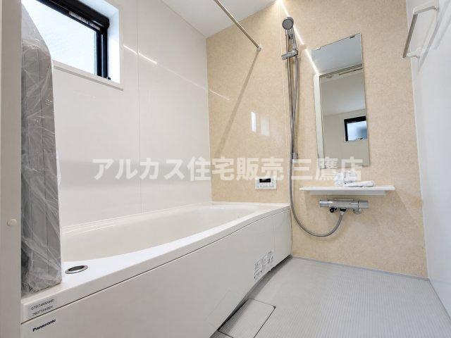 西東京市向台町2丁目 西武新宿線 田無駅 新築戸建ての浴室|やさしいナチュラルカラーのアクセントパネルが心地よいユニットバス。広々とした浴槽や浴室乾燥機を備え、1日の疲労をゆったり癒やせる清潔感あふれるバスルームです。