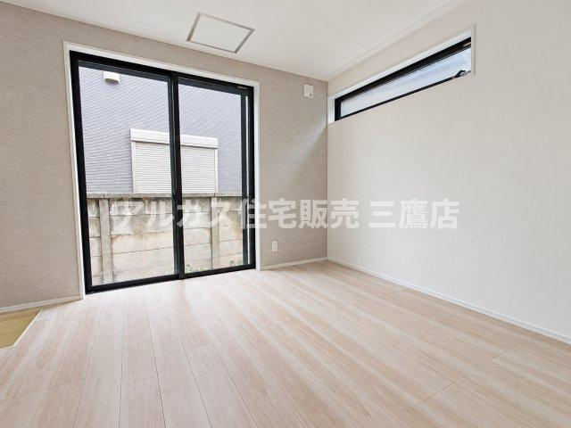 西東京市向台町2丁目 西武新宿線 田無駅 新築戸建ての洋室|庭へ出られる大きな引き違い窓を配した開放感のある洋室。グレーのアクセントクロスが落ち着いた雰囲気を演出しています。