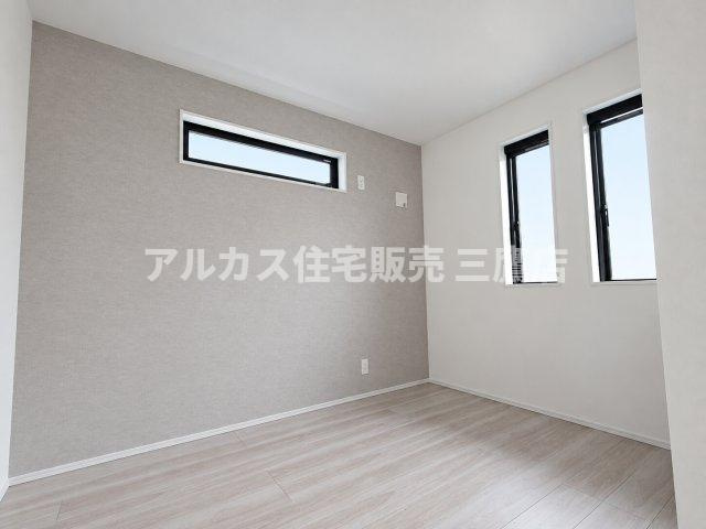西東京市向台町2丁目 西武新宿線 田無駅 新築戸建ての洋室|ハイサイドライトと縦すべり出し窓を組み合わせた洋室。プライバシーに配慮しつつ、効果的に光を取り入れられる空間設計です。