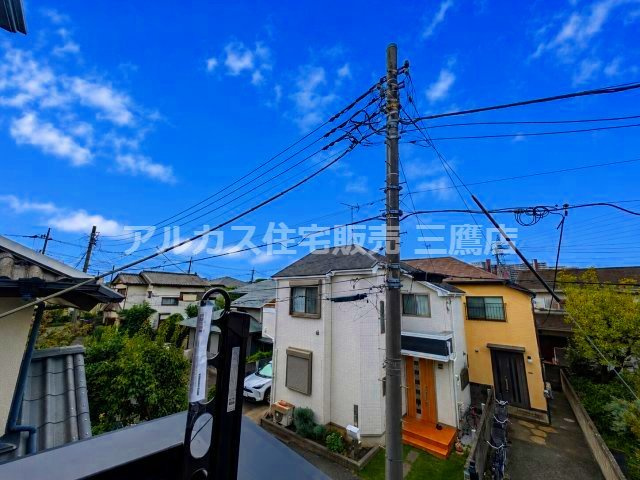 西東京市向台町2丁目 西武新宿線 田無駅 新築戸建ての展望|バルコニーからの眺望。青空が広がる閑静な住宅街で、周囲には戸建て住宅が立ち並んでいます。
