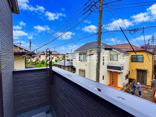 西東京市向台町2丁目 西武新宿線 田無駅 新築戸建ての展望|バルコニーからの眺望。青空が広がる閑静な住宅街で、周囲には戸建て住宅が立ち並んでいます。