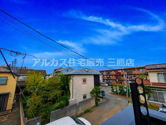 西東京市向台町2丁目 西武新宿線 田無駅 新築戸建ての展望|バルコニーからの眺望。周辺の住宅街やアパート、敷地前の道路が見渡せる開放的なロケーションです。