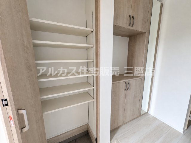 西東京市向台町2丁目 西武新宿線 田無駅 新築戸建ての玄関|シューズインクローゼットと姿見付きのシューズボックスを備えた玄関スペース。多層の可動棚と姿見付き収納により、収納力と使い勝手の良さを両立しています。
