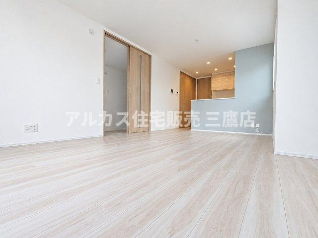 西東京市向台町2丁目 西武新宿線 田無駅 新築戸建ての居間・リビング|明るい木目調のフロアと白いクロスが印象的なLDK。対面式キッチンを備え、上部のハイサイドライトや腰高窓からやわらかな自然光が差し込む爽やかな空間です。