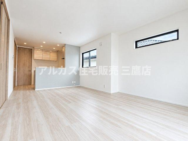 西東京市向台町2丁目 西武新宿線 田無駅 新築戸建ての居間・リビング|多方面からの採光を確保した開放的なリビング空間。空間にメリハリを生むアクセントクロスと、料理中も家族と会話が弾む対面キッチンが魅力的です。