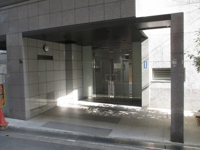 【エントランス】 | シティハイム新大阪 | 落ちついた外観にマッチしたエントランスです
