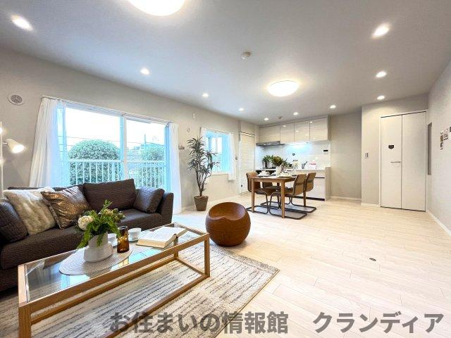 東急ドエルアルス新松戸の居間・リビング|ドキドキの新生活も、安心してスタート。ぴったりの住まいを見つけませんか？クランディアが一緒に住まい選びをサポートします‼　まずは、お気軽にお問合せください　＃クランディア
