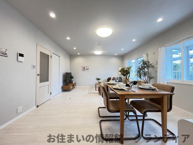 東急ドエルアルス新松戸の居間・リビング|ドキドキの新生活も、安心してスタート。ぴったりの住まいを見つけませんか？クランディアが一緒に住まい選びをサポートします‼　まずは、お気軽にお問合せください　＃クランディア