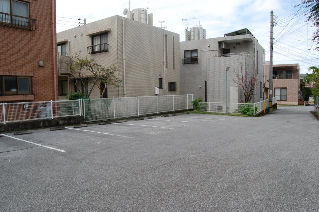 コーポラスJOYの駐車場