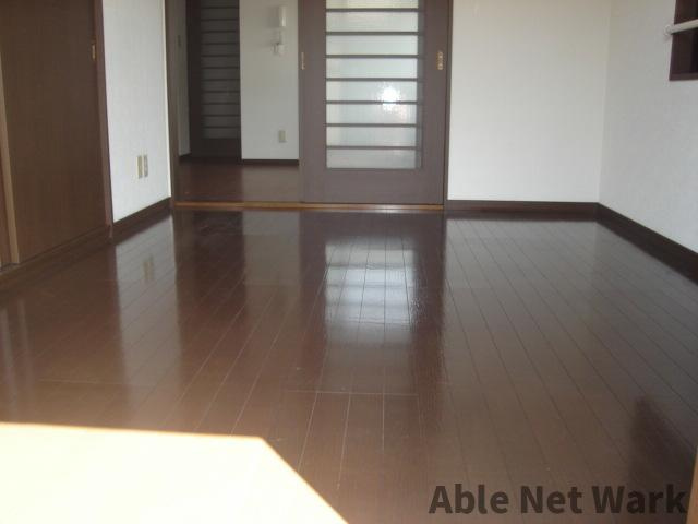 ブランドール木滝Bの居間・リビング|洋室