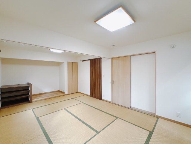 【中古戸建】高崎市新町の和室|■1階和室｜和室を書斎にしたり、冬にはコタツを敷いて家族みんなで年越しをするのもいいですね♪家族みんなのお気に入りの空間になります♪