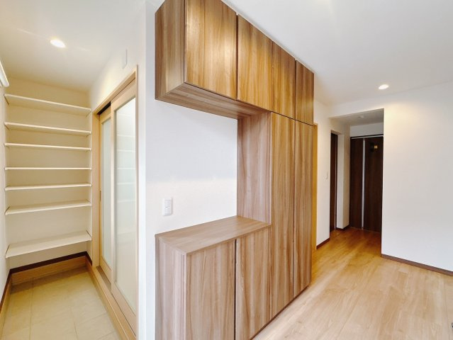 【中古戸建】高崎市新町の玄関|■SIC｜土間続きの収納♪靴はもちろん、汚れやすいベビーカーやアウトドア用品など拭かずにしまえてうれしい♪アクセントクロスでおしゃれな印象もプラス☆彡