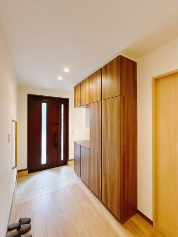 【中古戸建】高崎市新町の玄関|■玄関｜「玄関から、我が家を心地よく。自然の風や光を感じられる気持ちのいい玄関へ。」永く居心地のいい暮らしを演出する快適性能と安心を両立させたドアを採用しました！