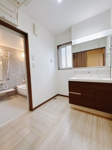 【中古戸建】高崎市新町の独立洗面台|■洗面室｜大きな鏡で朝の身支度もラクラク♪毎日の忙しい準備が楽しくなる洗面所です(^^♪