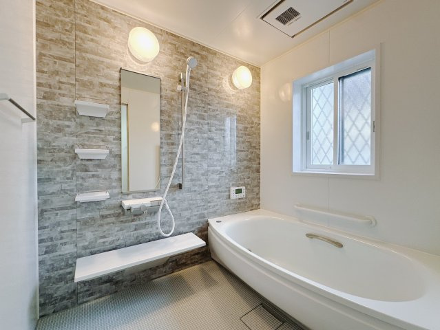 【中古戸建】高崎市新町の浴室|■浴室｜大人が足を伸ばしても入れる広々浴槽ですので、肩まで浸かって体全体をしっかり温められます。大きな窓がついておりますので、湿気で篭りがちなバスルームも換気することができます( ＾＾ )