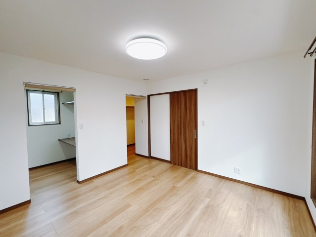 【中古戸建】高崎市新町の洋室|■2階洋室｜お子様の一人部屋にピッタリな洋室。木のぬくもりを感じるフローリングは、天然木の味わいが時とともに深みを増していきます。また、傷にも強く、フリーワックスでお手入れもラクラクです♪