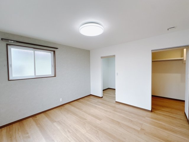 【中古戸建】高崎市新町の寝室|■主寝室｜ベッドやテレビなどの大き目の家具を置いても余裕ある広々主寝室です♪家事やお仕事にお疲れなパパ・ママがゆっくりと過ごせる空間です♪