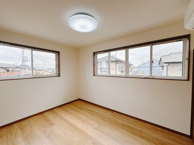 【中古戸建】高崎市新町の洋室|■2階洋室｜2階洋室には大きな窓をご用意しています。日中はあたたかな日差し差し込み自分時間も充実できますね＾＾