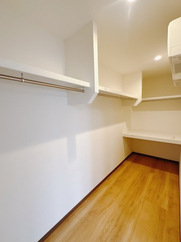 【中古戸建】高崎市新町の収納|■WIC｜お洋服はもちろん、使う頻度の少ない家具や小物・場所を取りがちな旅行用のスーツケースなどもしまえます。また、厚手のコートをしまっても充分な広さを堪能できるプランです♪