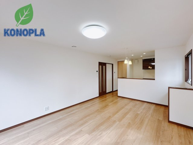 【中古戸建】高崎市新町の居間・リビング|■リビング｜時の流れと共に陽射しは装いを変え空間に新たな彩りを与えます。一日中家に居ても飽きることなく過ごすことができる素敵な空間です♪