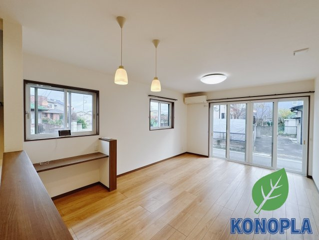 【中古戸建】高崎市新町の居間・リビング|■リビング｜陽当たり良好のリビングダイニング♪賃貸では叶わなかった、お友達とのホームパーティや大音量で映画やテレビを楽しむことができます(*^^*)