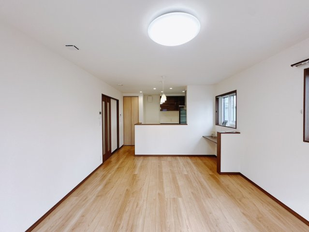 【中古戸建】高崎市新町の居間・リビング|■リビング｜木製で懐かしさのある家具やアンティーク調の小物に囲まれてレコードを流したり小説を読んだり…そんな心ときめく暮らしをしませんか？