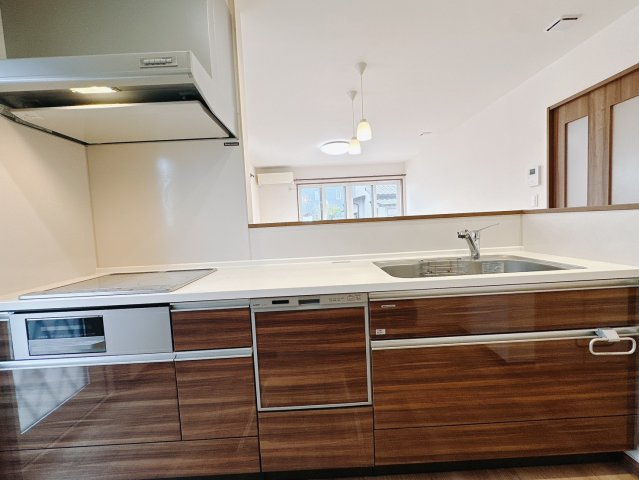 【中古戸建】高崎市新町のキッチン|■キッチン｜作業がはかどる広々カウンタースペース。会話がはずむ「オープンキッチン」なので家族とのコミュニケーションも活発になります。