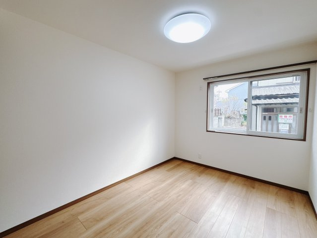 【中古戸建】高崎市新町の洋室|■1階洋室｜1階洋室をご用意しております。窓付きなので日差しもたっぷり差し込みます！