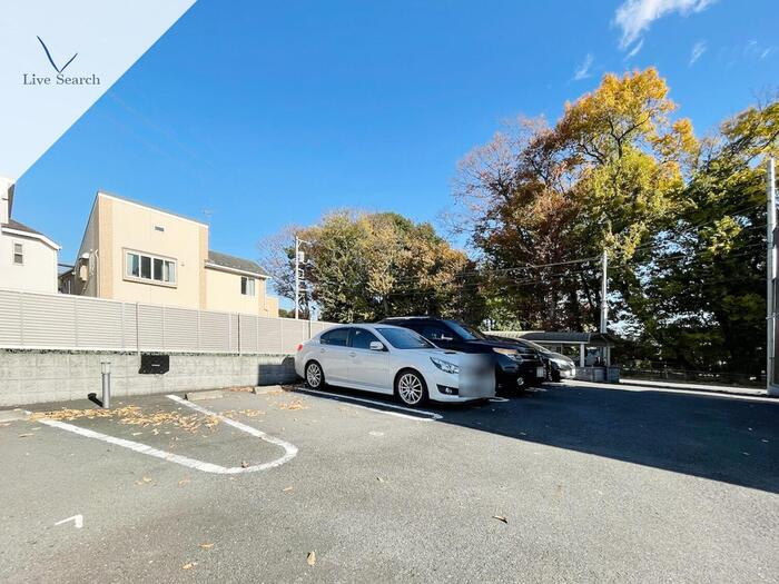 クラージュ の駐車場