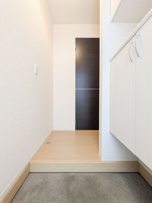 府中市四谷４丁目のアパートの玄関