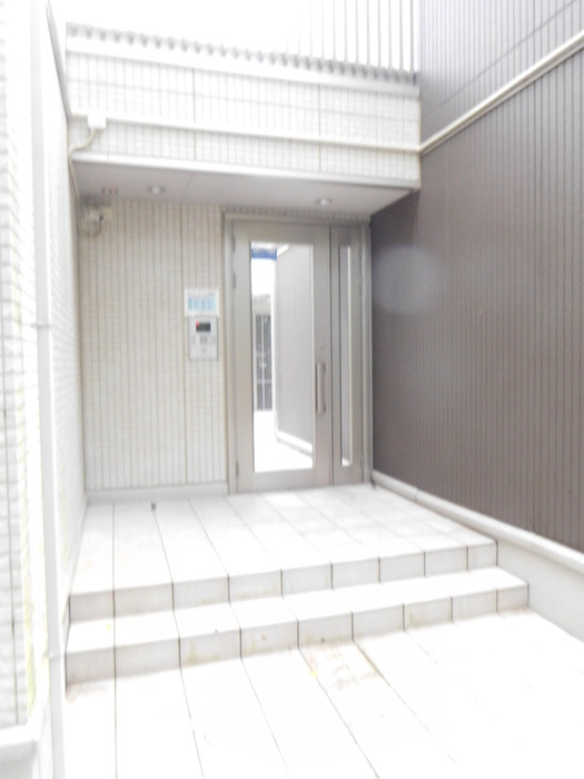 府中市四谷４丁目のアパートのエントランス