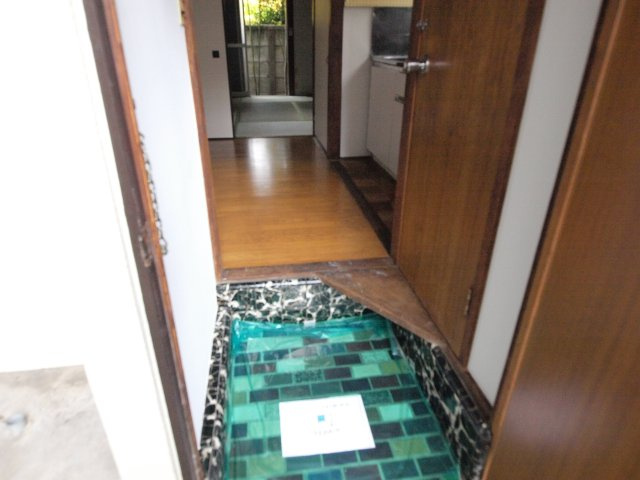 八重垣荘の玄関