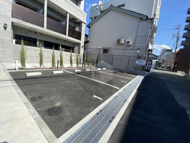 Luxe布施東の駐車場