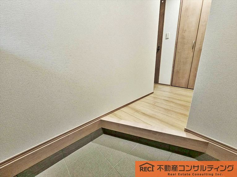 西宮市大社町　新築戸建　B号棟の玄関