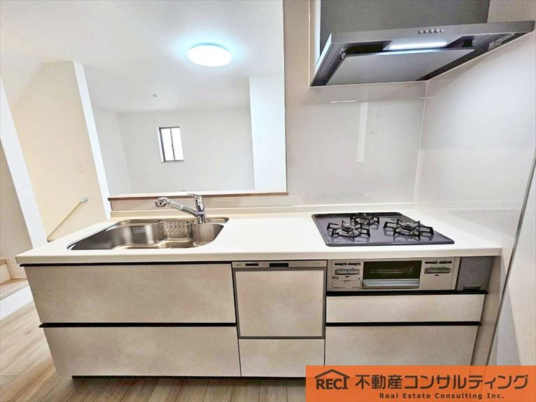 西宮市大社町　新築戸建　B号棟のキッチン|安心のリビング階段