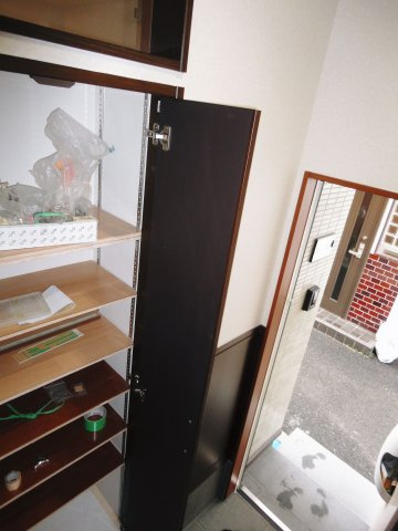 台東区谷中２丁目のアパートの玄関